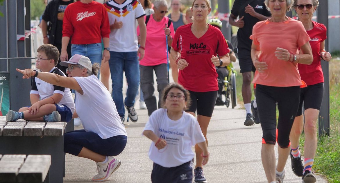 Laufen, Leichtathletik, Spendenlauf, Sponsorenlauf, Lebenshilfe Vaihingen-Mühlacker für Menschen mit Behinderung, Behinderte, Inklusion, dieses Mal ist der Lauf wegen Bauarbeiten zur Gartenschau Vaihingen Enzückt 2029 nicht im Vaihinger Egelsee, sondern in den Mühlacker Enzgärten, 369-Meter-Runde aber auch dort, das Bild ist von Stefan Friedrich und zeigt:Laufend oder gehend absolvierten die Teilnehmer die 369 Meter langen Runden
