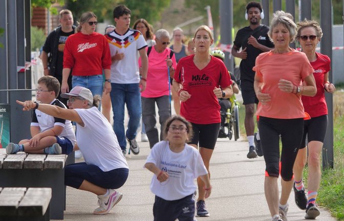 Laufend oder gehend absolvieren die Teilnehmer die 369 Meter langen Runden.