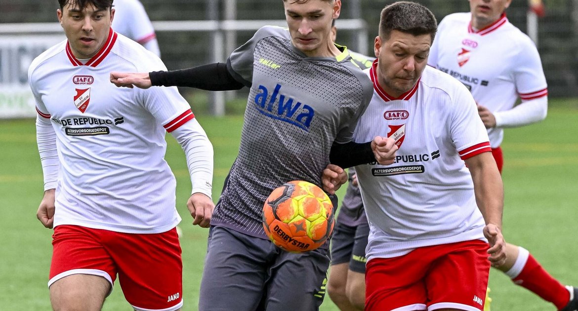 SGM Hohenhaslach Freudental (grauer Dress) - SV Horrheim, 18.10.2026,<br>Fußball, Männer, Kreisliga A3, Enz-Murr, Saison 2026 / 2027,<br>Linus Tröster (SGM SC Hohenhaslach/SV Freudental, #11)  wird von Jonas Widmann (SV Horrheim, #17 links ) und Jonas Brosi (SV Horrheim, #15)   in die Zange genommen.<br>