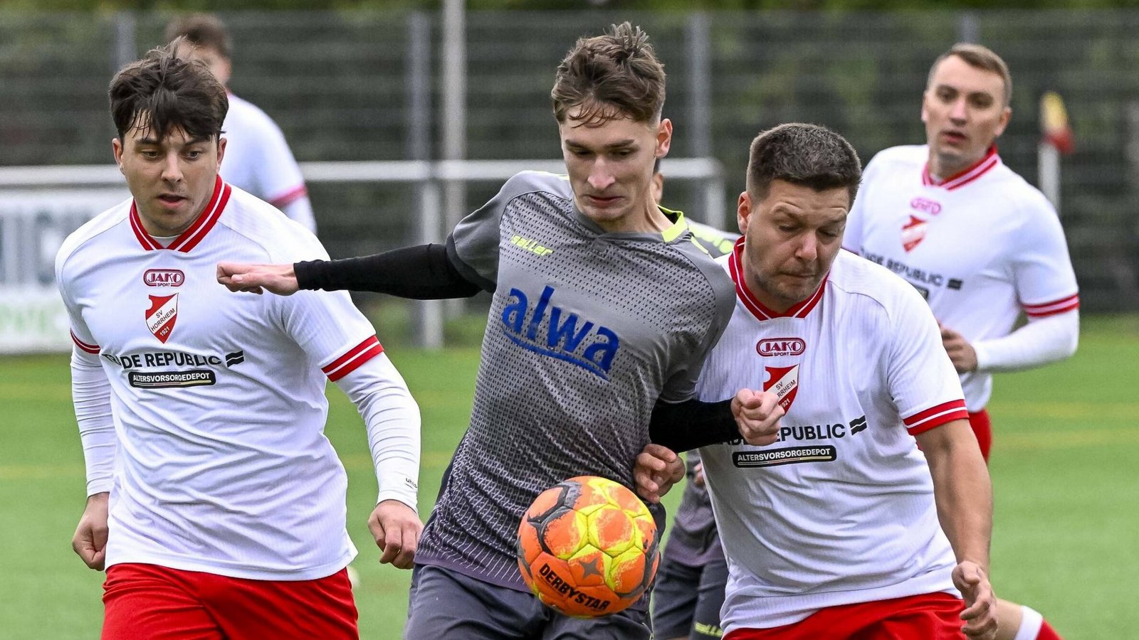 Eng am Mann sein müssen am Sonntag Jonas Widmann (links) und Jonas Brosi (rechts) vom SV Horrheim. Foto: Leitner Eng am Mann sein müssen am Sonntag Jonas Widmann (links) und Jonas Brosi (rechts) vom SV Horrheim. Foto: Leitner