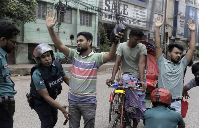 Bei den gewaltsamen Protesten wurden allein am Montag mindestens 109 Menschen getötet, wie Polizei und Ärzte am Dienstag mitteilten.<span class='image-autor'>Foto: dpa/Anik Rahman</span>