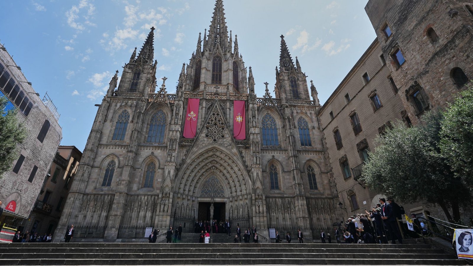 Papst Leo XIV. vor der Kathedrale von Barcelona.Foto: Alessandra Tarantino/AP/dpa