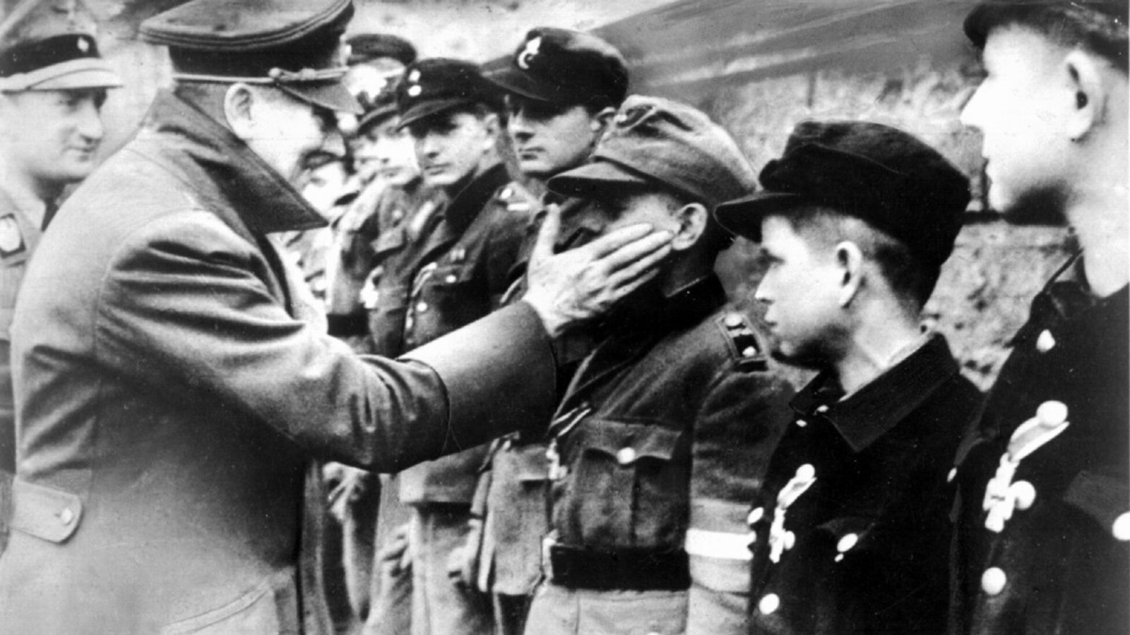 Zum Ende des Zweiten Weltkriegs, der für Deutschland in einer totalen Niederlage endete, schickte der Diktator Adolf Hitler selbst Kinder in die Schlacht.Foto: picture-alliance / dpa Zum Ende des Zweiten Weltkriegs, der für Deutschland in einer totalen Niederlage endete, schickte der Diktator Adolf Hitler selbst Kinder in die Schlacht.Foto: picture-alliance / dpa