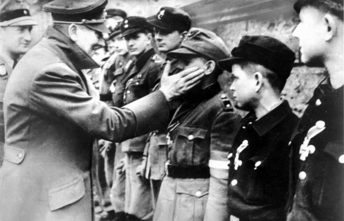 Zum Ende des Zweiten Weltkriegs, der für Deutschland in einer totalen Niederlage endete, schickte der Diktator Adolf Hitler selbst Kinder in die Schlacht.<span class='image-autor'>Foto: picture-alliance / dpa</span>