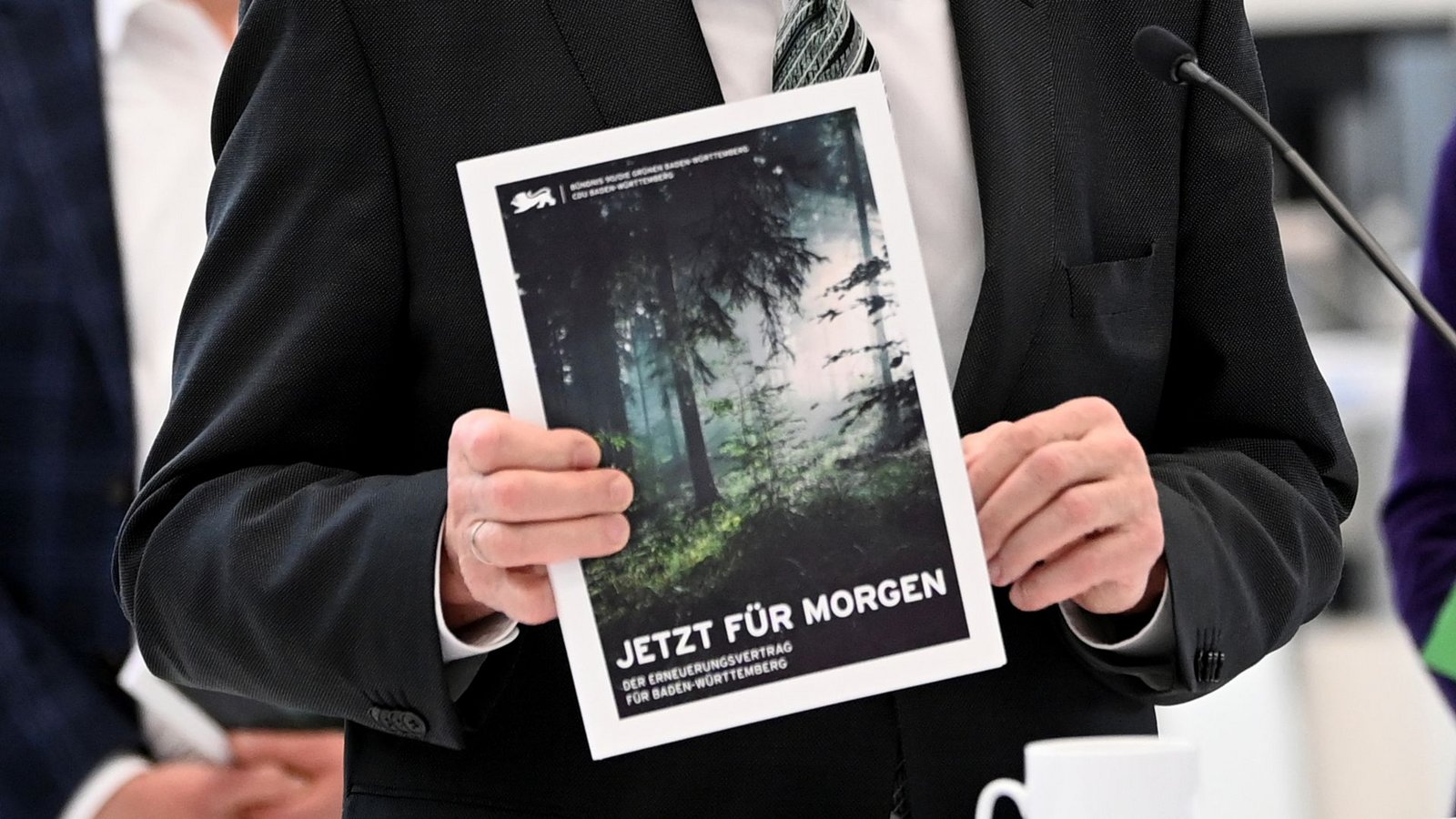 „Jetzt für morgen“ hieß der in grün und schwarz gehaltene Koalitionsvertrag.Foto: picture alliance/dpa „Jetzt für morgen“ hieß der in grün und schwarz gehaltene Koalitionsvertrag.Foto: picture alliance/dpa