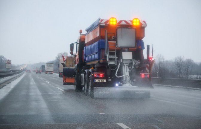 Salz hilft, die Autobahnen im Winter eisfrei zu halten.<span class='image-autor'>Foto: dpa/Jan Woitas</span>