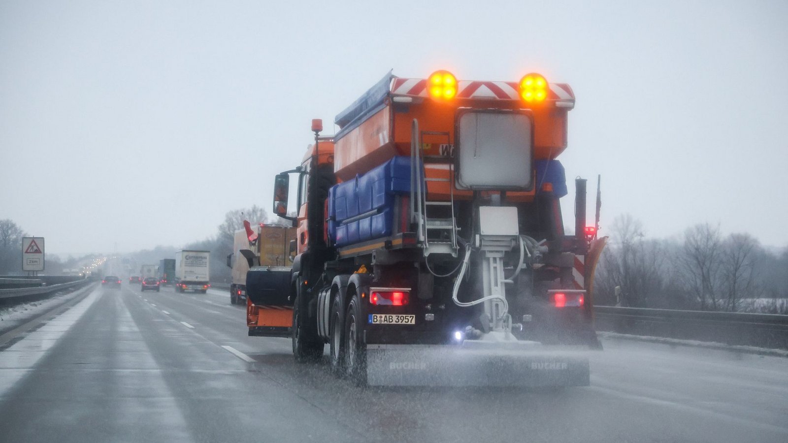 Salz hilft, die Autobahnen im Winter eisfrei zu halten.Foto: dpa/Jan Woitas