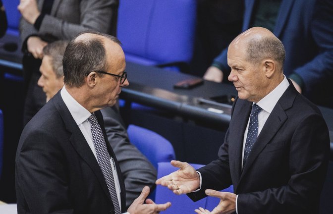 Kanzler Olaf Scholz (SPD, rechts) und sein Herausforderer, CDU-Kanzlerkandidat Friedrich Merz<span class='image-autor'>Foto: imago//Florian Gaertner</span>