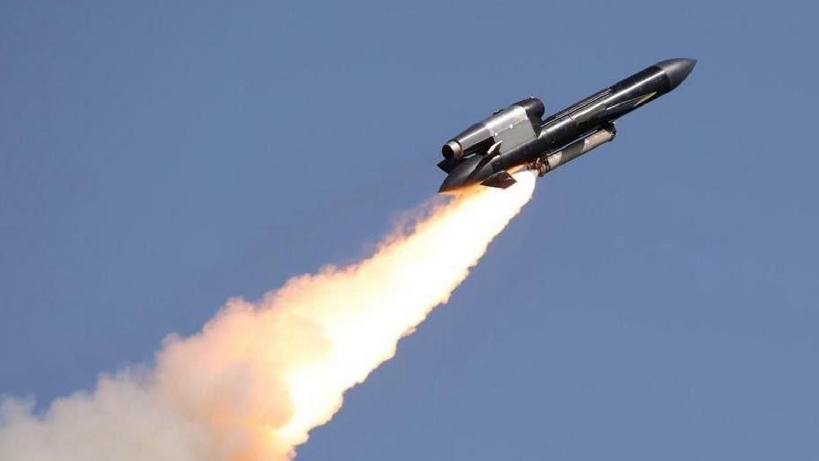 Der selbst entwickelte ukrainische Marschflugkörper „Flamingo“ bei einem Testflug: Angriffe auf Industrie und Infrastruktur bis zu 3000 Kilometer tief im russischen Hinterland.Foto: MoD Ukraine Der selbst entwickelte ukrainische Marschflugkörper „Flamingo“ bei einem Testflug: Angriffe auf Industrie und Infrastruktur bis zu 3000 Kilometer tief im russischen Hinterland.Foto: MoD Ukraine