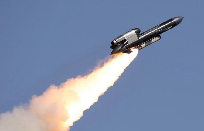 Der selbst entwickelte ukrainische Marschflugkörper „Flamingo“ bei einem Testflug: Angriffe auf Industrie und Infrastruktur bis zu 3000 Kilometer tief im russischen Hinterland.<span class='image-autor'>Foto: MoD Ukraine</span>
