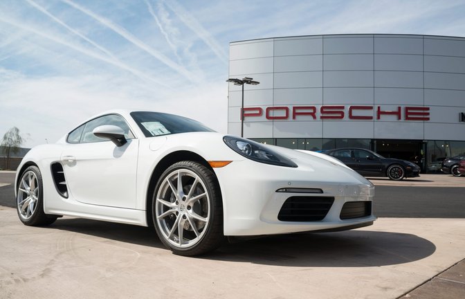 Die Porsche-Aktie fällt unter 50 Euro. Erfahren Sie hier die Gründe für den Kursrückgang, aktuelle Analystenmeinungen und was Anleger jetzt wissen sollten.<span class='image-autor'>Foto: tishomir / Shutterstock.com</span>
