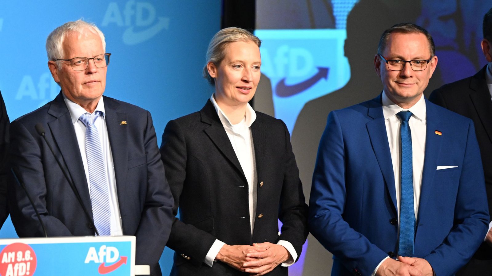 AfD-Landesvorsitzender Emil Sänze, AfD-Bundessprecherin Alice Weidel und AfD-Bundessprecher Tino Chrupalla zusammen in der Donauhalle in Donaueschingen.Foto: Bernd Weißbrod/dpa/Bernd Weißbrod AfD-Landesvorsitzender Emil Sänze, AfD-Bundessprecherin Alice Weidel und AfD-Bundessprecher Tino Chrupalla zusammen in der Donauhalle in Donaueschingen.Foto: Bernd Weißbrod/dpa/Bernd Weißbrod