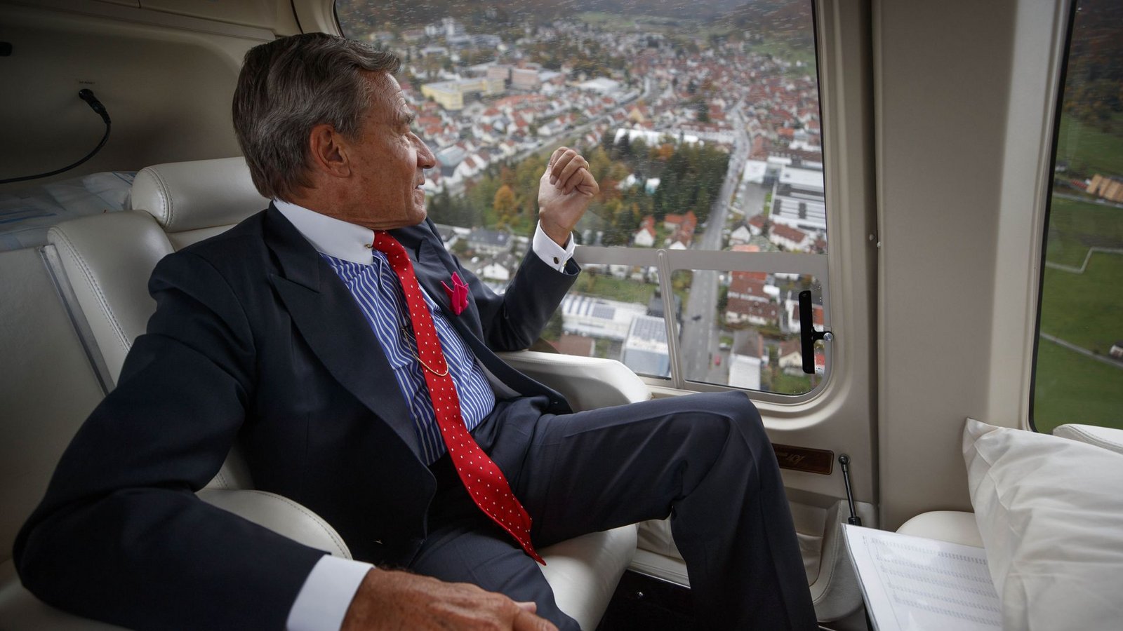 Wolfgang Grupp im Landeanflug auf Burladingen mit seiner Villa und Park.Foto: Gottfried Stoppel Wolfgang Grupp im Landeanflug auf Burladingen mit seiner Villa und Park.Foto: Gottfried Stoppel