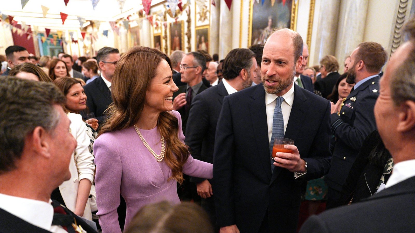 William und Catherine, Prinz und Prinzessin von Wales, während eines Empfangs im Buckingham Palace, London, zur Feier des 100. Geburtstages von Königin Elisabeth II.Foto: picture alliance/dpa/PA Wire | Aaron Chown William und Catherine, Prinz und Prinzessin von Wales, während eines Empfangs im Buckingham Palace, London, zur Feier des 100. Geburtstages von Königin Elisabeth II.Foto: picture alliance/dpa/PA Wire | Aaron Chown