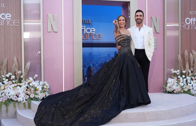 Er schrieb ihre Rolle: Brett Goldstein und Jennifer Lopez bei der Premiere zum Netflix-Film "Office Romance" in Los Angeles.<span class='image-autor'>Foto: Chris Pizzello/Invision/AP/dpa</span>