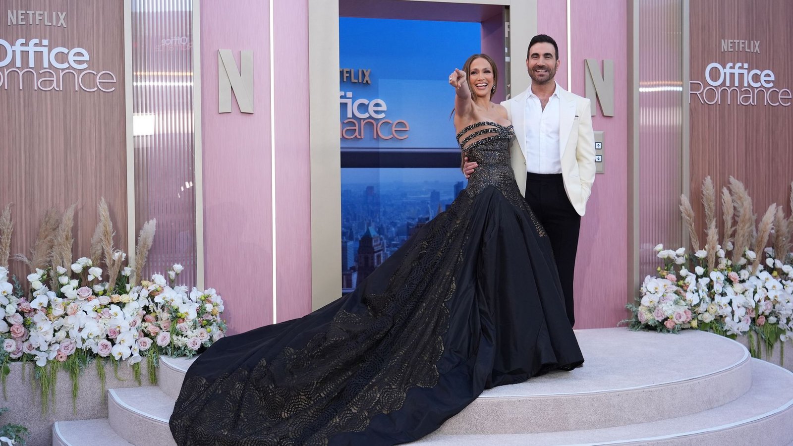 Er schrieb ihre Rolle: Brett Goldstein und Jennifer Lopez bei der Premiere zum Netflix-Film "Office Romance" in Los Angeles.Foto: Chris Pizzello/Invision/AP/dpa