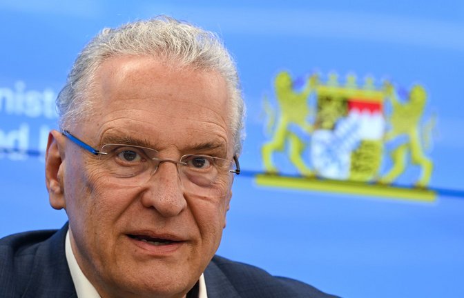 Bayerns Innenminister Joachim Hermann kündigt einen harten Kurs gegen AfD-Beamte an.<span class='image-autor'>Foto: dpa/Arne Dedert</span>