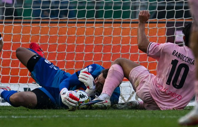 Filippo Ranocchia (r) von Palermo F.C. stößt mit Torwart Jonathan Klinsmann vom Cesena F.C. zusammen.<span class='image-autor'>Foto: Vincenzo Orlando/LiveMedia-IPA/ZUMA Press Wire/dpa</span>