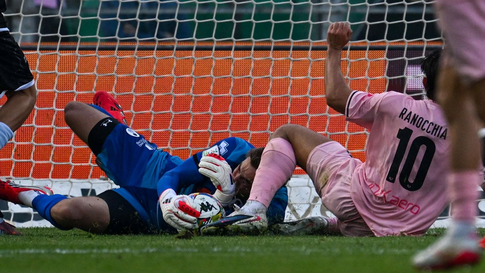 Filippo Ranocchia (r) von Palermo F.C. stößt mit Torwart Jonathan Klinsmann vom Cesena F.C. zusammen.Foto: Vincenzo Orlando/LiveMedia-IPA/ZUMA Press Wire/dpa