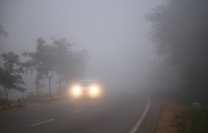 Bei dichtem Nebel sind sich viele Autofahrer unsicher, welches Licht sie benutzen sollen. Alles Wichtige dazu erfahren Sie hier.<span class='image-autor'>Foto: Manoj_kulkarni / Shutterstock.com</span>