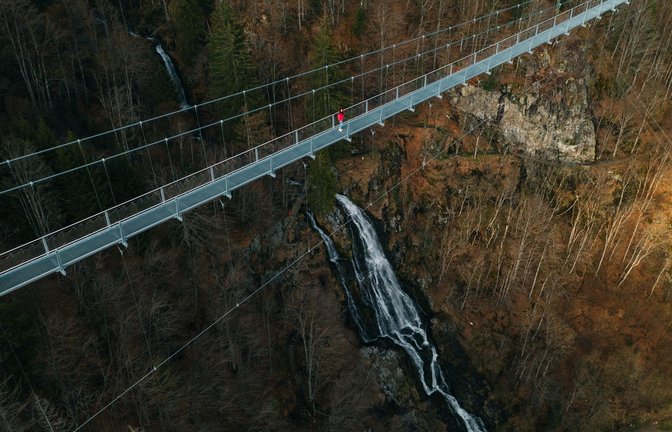Die neue Hängebrücke führt in 120 Metern Höhe über den Todtnauer Wasserfall.<span class='image-autor'>Foto: Blackforestline/Michael Corona</span>