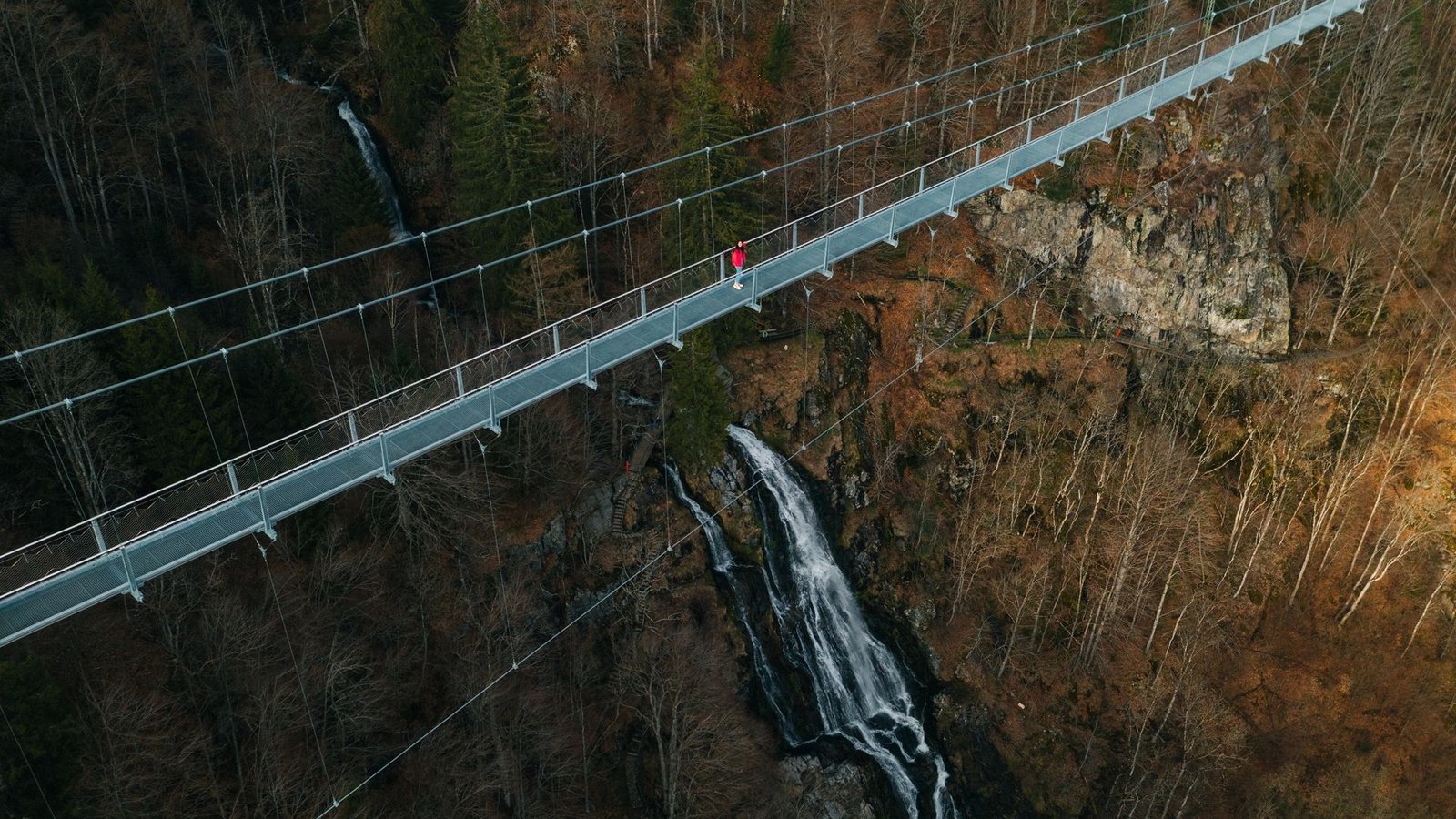 Die neue Hängebrücke führt in 120 Metern Höhe über den Todtnauer Wasserfall.Foto: Blackforestline/Michael Corona Die neue Hängebrücke führt in 120 Metern Höhe über den Todtnauer Wasserfall.Foto: Blackforestline/Michael Corona