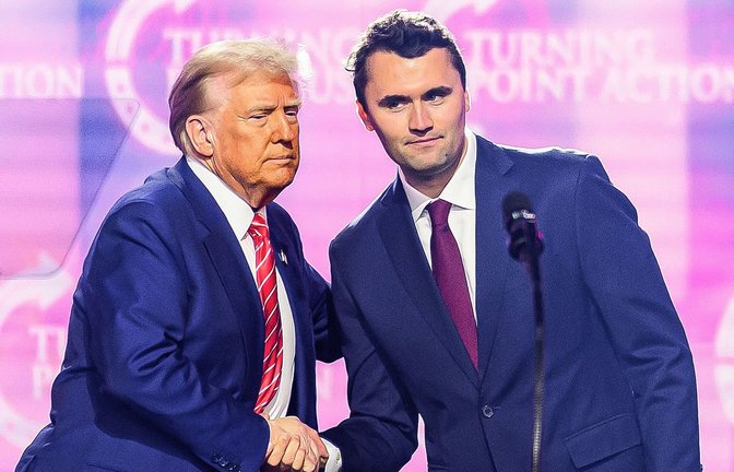 Trump und Kirk im Dezember 2024 auf einer Bühne in Phoenix<span class='image-autor'>Foto: AFP/JOSH EDELSON</span>
