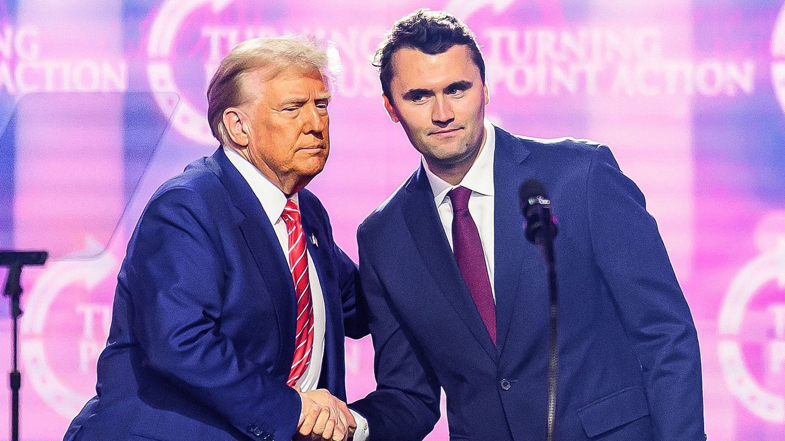 Trump und Kirk im Dezember 2024 auf einer Bühne in PhoenixFoto: AFP/JOSH EDELSON