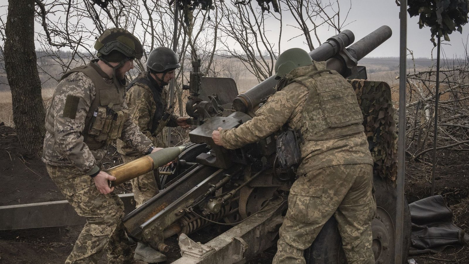 Ukrainische Soldaten feuern am 22. März eine Haubitze M101 auf russische Stellungen an der Frontlinie.Foto: dpa/Efrem Lukatsky Ukrainische Soldaten feuern am 22. März eine Haubitze M101 auf russische Stellungen an der Frontlinie.Foto: dpa/Efrem Lukatsky