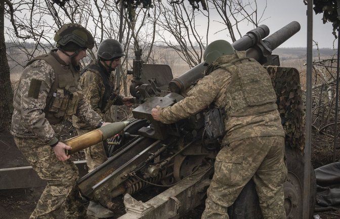 Ukrainische Soldaten  feuern am 22. März eine Haubitze M101 auf russische Stellungen an der Frontlinie.<span class='image-autor'>Foto: dpa/Efrem Lukatsky</span>