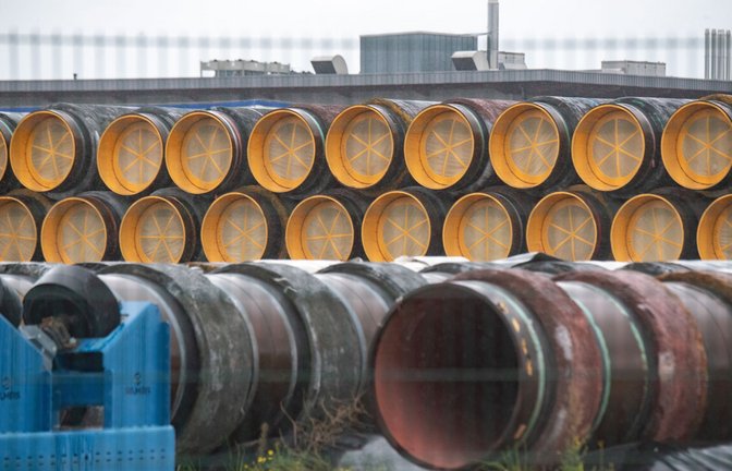 Nicht verbaute Rohre für die Ostsee-Gaspipeline Nord Stream 2 werden auf dem Gelände des Hafen Mukran  in Lubmin gelagert.<span class='image-autor'>Foto: dpa/Stefan Sauer</span>