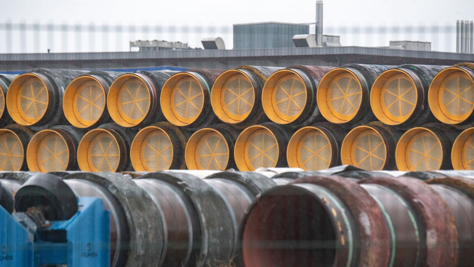Nicht verbaute Rohre für die Ostsee-Gaspipeline Nord Stream 2 werden auf dem Gelände des Hafen Mukran in Lubmin gelagert.Foto: dpa/Stefan Sauer Nicht verbaute Rohre für die Ostsee-Gaspipeline Nord Stream 2 werden auf dem Gelände des Hafen Mukran in Lubmin gelagert.Foto: dpa/Stefan Sauer