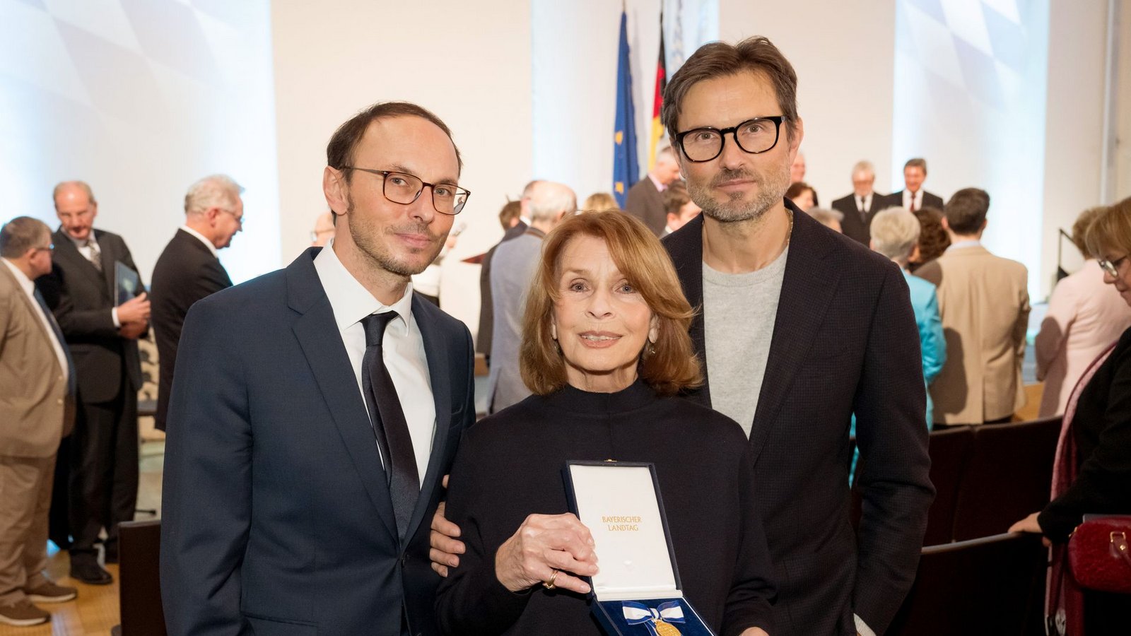 Familie ist der Schauspielerin sehr wichtig, vor allem ihre beiden Söhne Luca Verhoeven (l) und Simon Verhoeven. (Archivbild)Foto: Tobias Hase/dpa Familie ist der Schauspielerin sehr wichtig, vor allem ihre beiden Söhne Luca Verhoeven (l) und Simon Verhoeven. (Archivbild)Foto: Tobias Hase/dpa