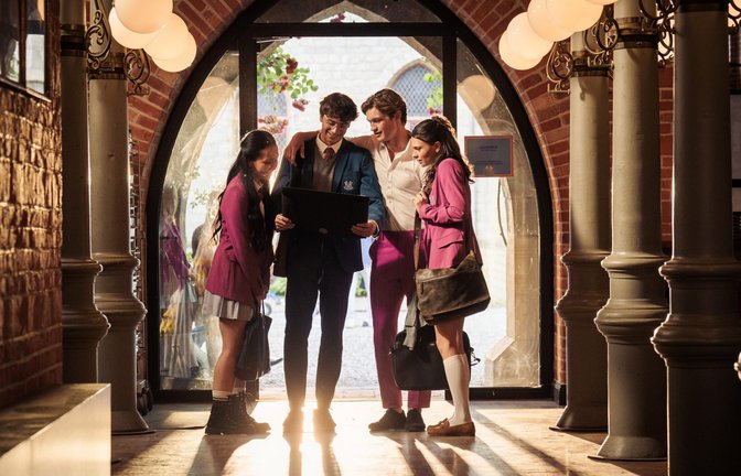 Lin Wang (Andrea Guo), Kieran (Frederic Balonier), James Beaufort (Damian Hardung), Ruby Bell (Harriet Herbig-Matten).<span class='image-autor'>Foto: Stephan Rabold/Prime Video</span>