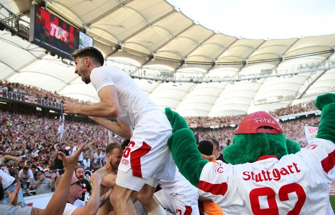 Der Stuttgarter Atakan Karazor (l) feiert mit den Fans das späte Tor zum 2:1 durch Endo.<span class='image-autor'>Foto: Tom Weller/dpa</span>