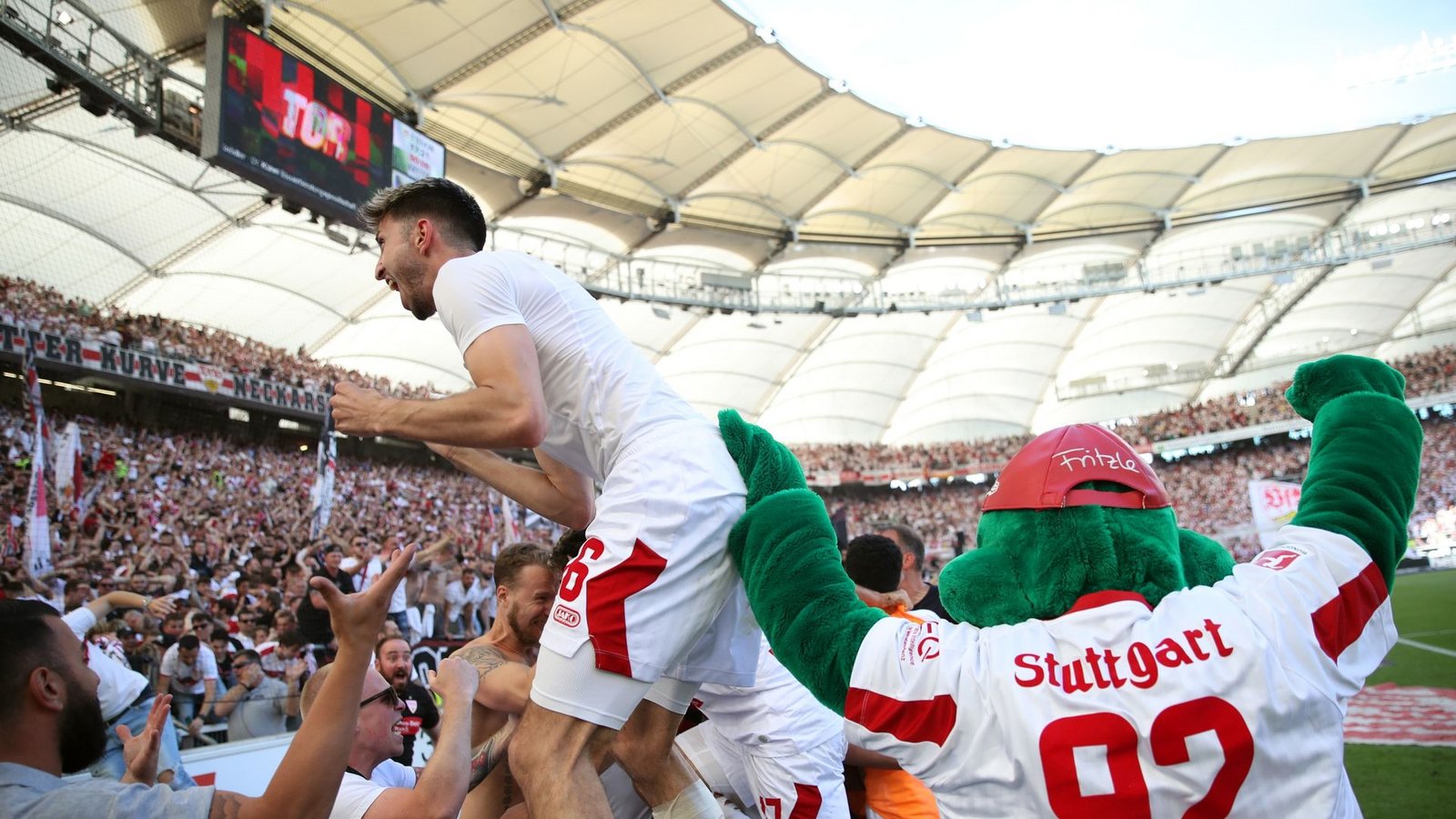 Der Stuttgarter Atakan Karazor (l) feiert mit den Fans das späte Tor zum 2:1 durch Endo.Foto: Tom Weller/dpa
