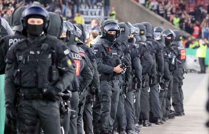 Die Polizei muss bei Risikospielen aufrüsten: Hier beim Pokalspiel des VfB gegen Frankfurt 2023.<span class='image-autor'>Foto: Pressefoto Rudel/Robin Rudel</span>