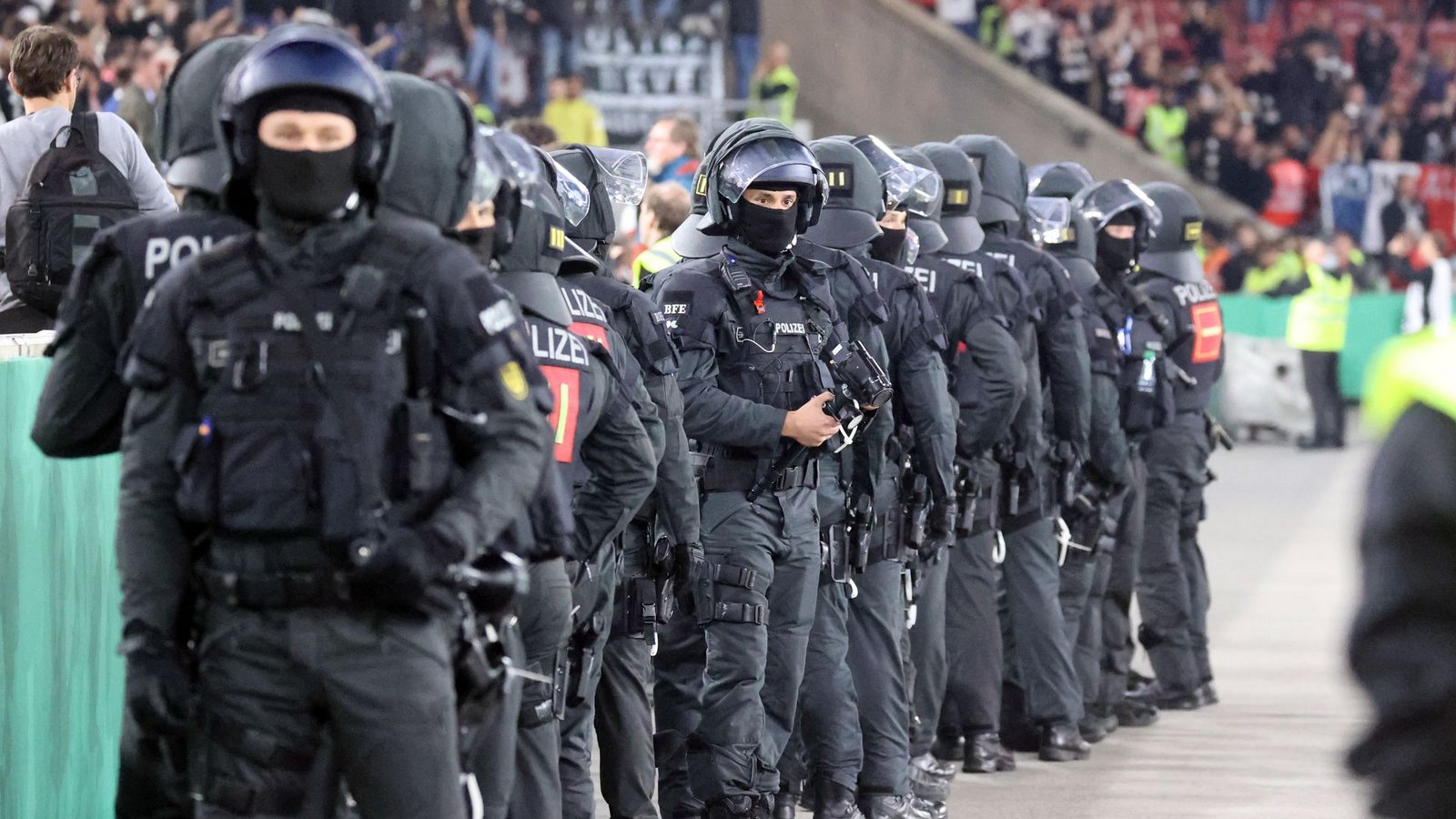 Die Polizei muss bei Risikospielen aufrüsten: Hier beim Pokalspiel des VfB gegen Frankfurt 2023.Foto: Pressefoto Rudel/Robin Rudel Die Polizei muss bei Risikospielen aufrüsten: Hier beim Pokalspiel des VfB gegen Frankfurt 2023.Foto: Pressefoto Rudel/Robin Rudel