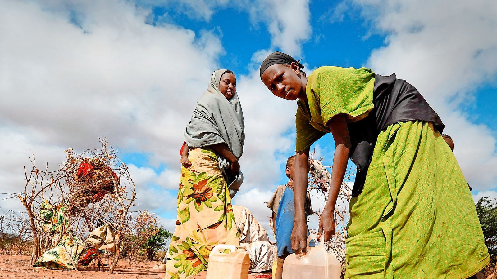 Somalische Frauen tragen ihre tägliche Ration an Trinkwasser zu ihren Zelten im Flüchtlingslager in Dadaab (Kenia).Foto: dpa/Boris Roessler Somalische Frauen tragen ihre tägliche Ration an Trinkwasser zu ihren Zelten im Flüchtlingslager in Dadaab (Kenia).Foto: dpa/Boris Roessler