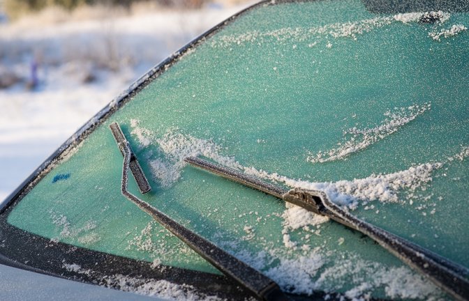 So bekommen Sie die vereisten Scheibenwischer frei.<span class='image-autor'>Foto: Nadezhda.Photo / shutterstock.com</span>