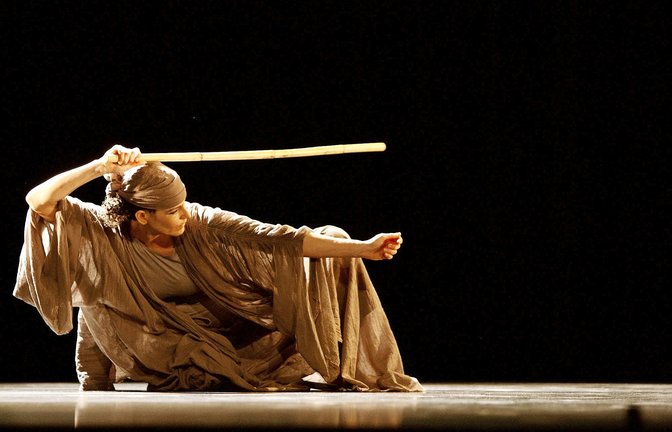 Claudia Heinle in einer Performance.
 Der Stockkampf-Tanz wird in Ägypten ausschließlich von Männern praktiziert.<span class='image-autor'>Foto: /Tanzraum/Rolf Brecht</span>