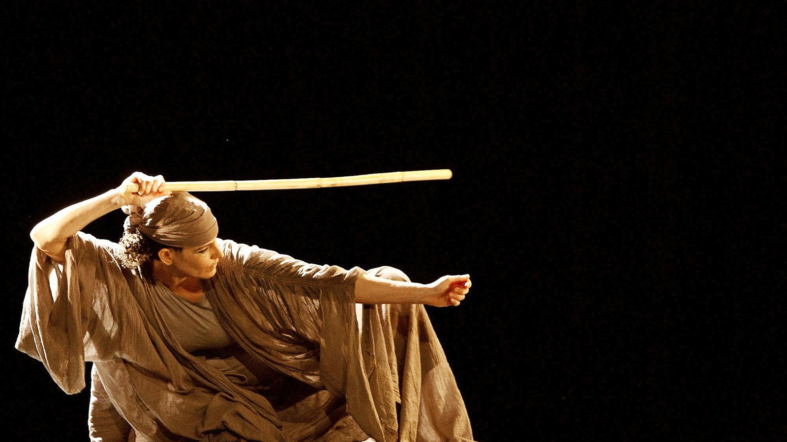 Claudia Heinle in einer Performance.
Der Stockkampf-Tanz wird in Ägypten ausschließlich von Männern praktiziert.Foto: /Tanzraum/Rolf Brecht Claudia Heinle in einer Performance.
Der Stockkampf-Tanz wird in Ägypten ausschließlich von Männern praktiziert.Foto: /Tanzraum/Rolf Brecht