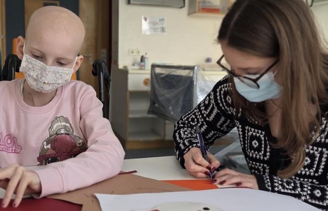 Die zehnjährige Marleen (links) und ihre Medi-Patin Annika haben während der Krebstherapie viel zusammen gemalt.<span class='image-autor'>Foto: Uniklinik Tübingen/privat</span>
