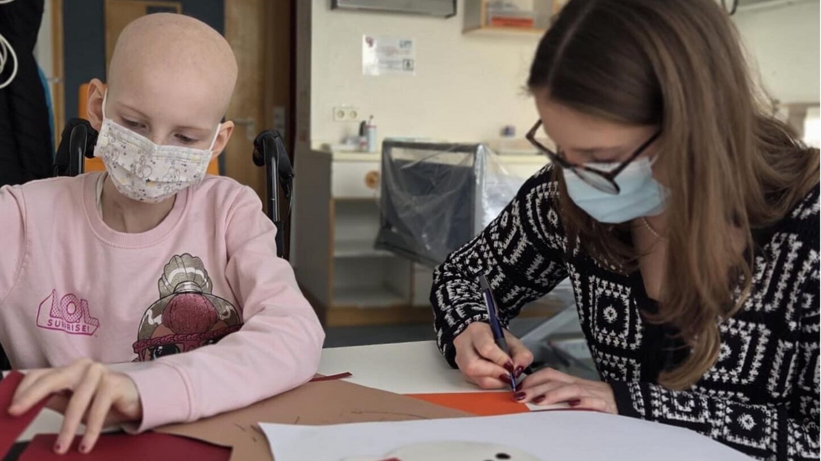 Die zehnjährige Marleen (links) und ihre Medi-Patin Annika haben während der Krebstherapie viel zusammen gemalt.Foto: Uniklinik Tübingen/privat Die zehnjährige Marleen (links) und ihre Medi-Patin Annika haben während der Krebstherapie viel zusammen gemalt.Foto: Uniklinik Tübingen/privat