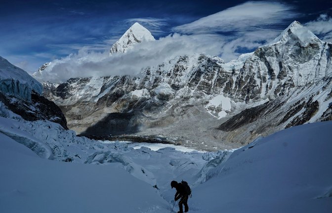 Ein Bergsteiger klettert zum Everest-Basislager ab. (Foto Archiv)<span class='image-autor'>Foto: Pasang Rinzee Sherpa/AP/dpa</span>