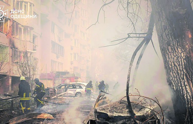 18. November 2024: Rettungskräfte in Odessa versuchen, ein Feuer nach einem russischen Raketenangriff zu löschen<span class='image-autor'>Foto: dpa/Uncredited</span>