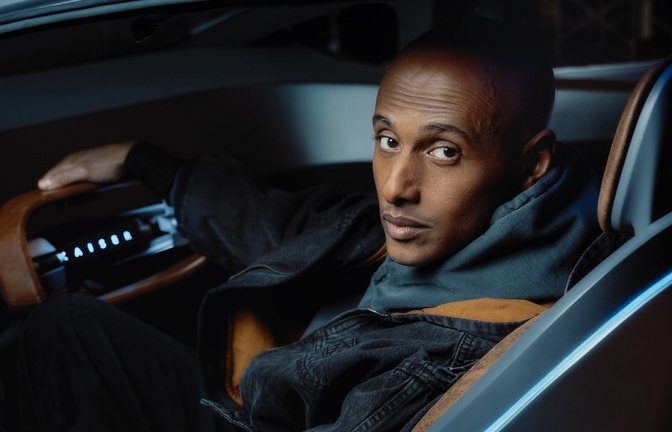 Knight Rider 2.0? Teddy Tecelbrhan als Autodieb in dem Prime-Original-Film „The Prototype“<span class='image-autor'>Foto: Prime Video</span>