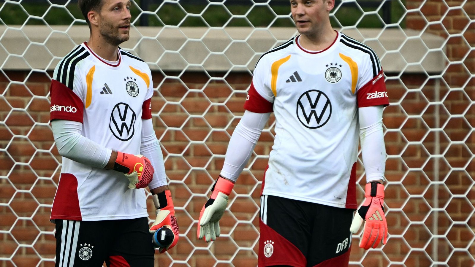 Oliver Baumann (l.) und Mauel Neuer (r.) beim Training der Nationalmannschaft.Foto: Federico Gambarini/dpa Oliver Baumann (l.) und Mauel Neuer (r.) beim Training der Nationalmannschaft.Foto: Federico Gambarini/dpa