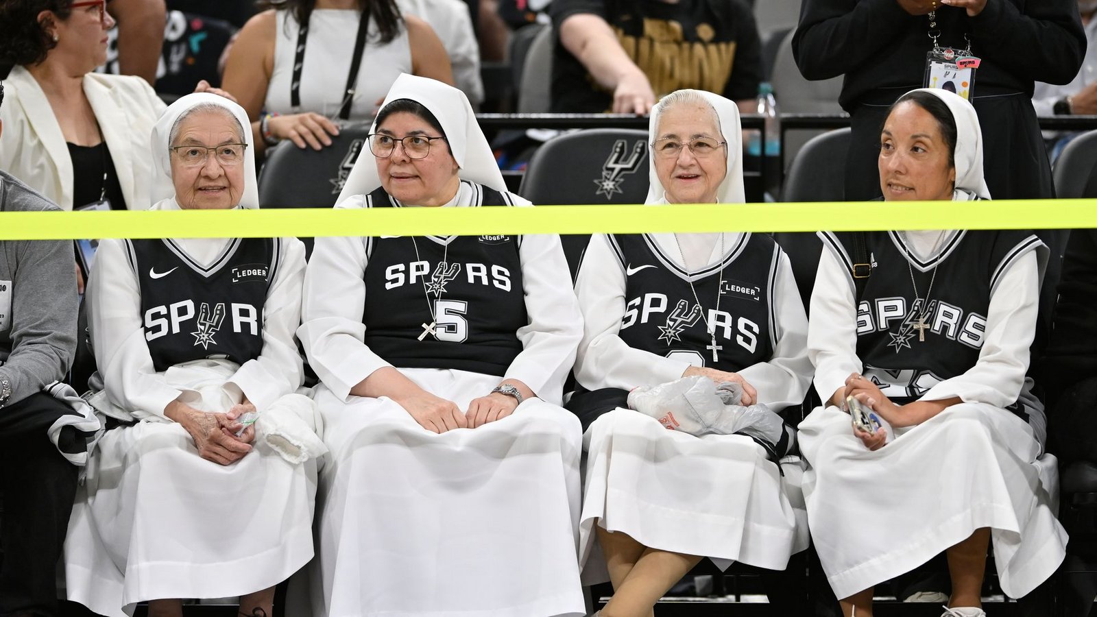 Zuschauer verfolgen ein NBA-Basketballspiel.Foto: Darren Abate/AP/dpa
