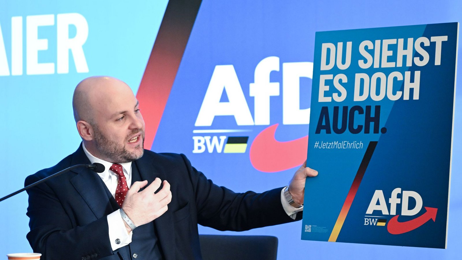 AfD-Landeschef Markus Frohnmaier zeigt eines der AfD-Wahlplakate – angelehnt an die „Stadtbild-Debatte“ des Kanzlers.Foto: Bernd Weißbrod/dpa AfD-Landeschef Markus Frohnmaier zeigt eines der AfD-Wahlplakate – angelehnt an die „Stadtbild-Debatte“ des Kanzlers.Foto: Bernd Weißbrod/dpa